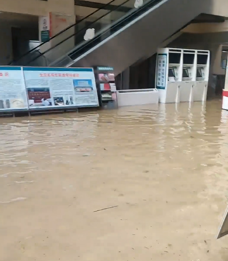 安徽砀山县暴雨致医院积水严重，回应：住院部正常运转，看病有橡皮艇接送-金年会