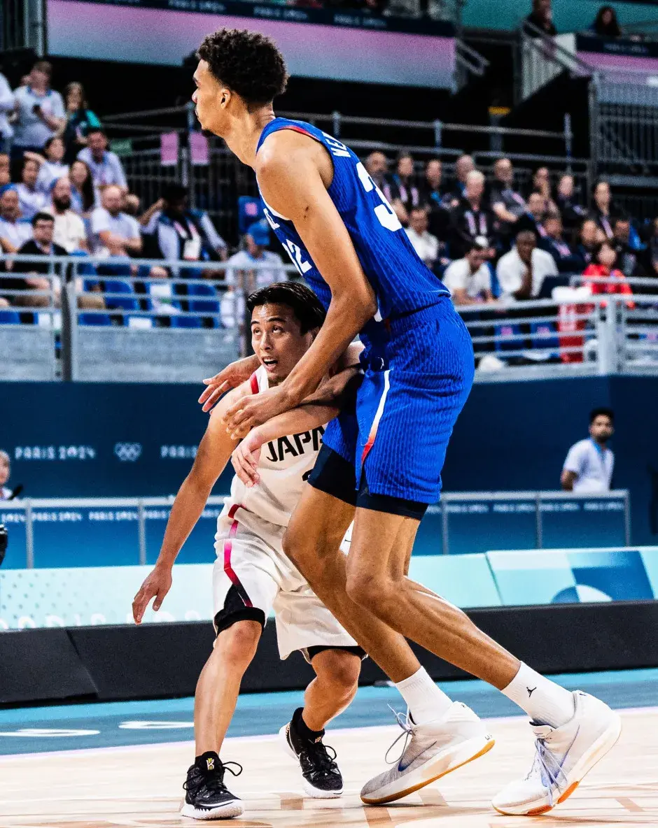 横滨海岛队为河村勇辉举行了出征仪式，预示着他即将踏上追逐NBA梦想的新征程。作为一位身高只有1米72的后卫，河村勇辉能否在孟菲斯灰熊队立足，成为了许多球迷关注的话题。尽管一些人对他的身高持有怀疑态度，