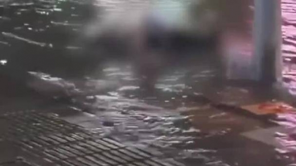 商丘2孩母亲疑雨天触电身亡：路人怕触电拿棍捞未果！暴雨后多起悲剧发生-金年会(图1)