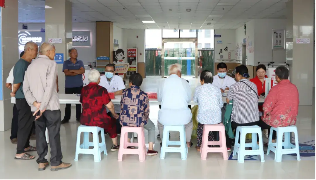 近年来，我县文化科技卫生“三下乡”工作在省市出圈出彩，获评江苏省文化科技卫生“三下乡”先进集体。成为关注农业、关心农村、关爱农民的品牌活动，常态化服务更让“三下乡”下到了农民心坎上。(图8)