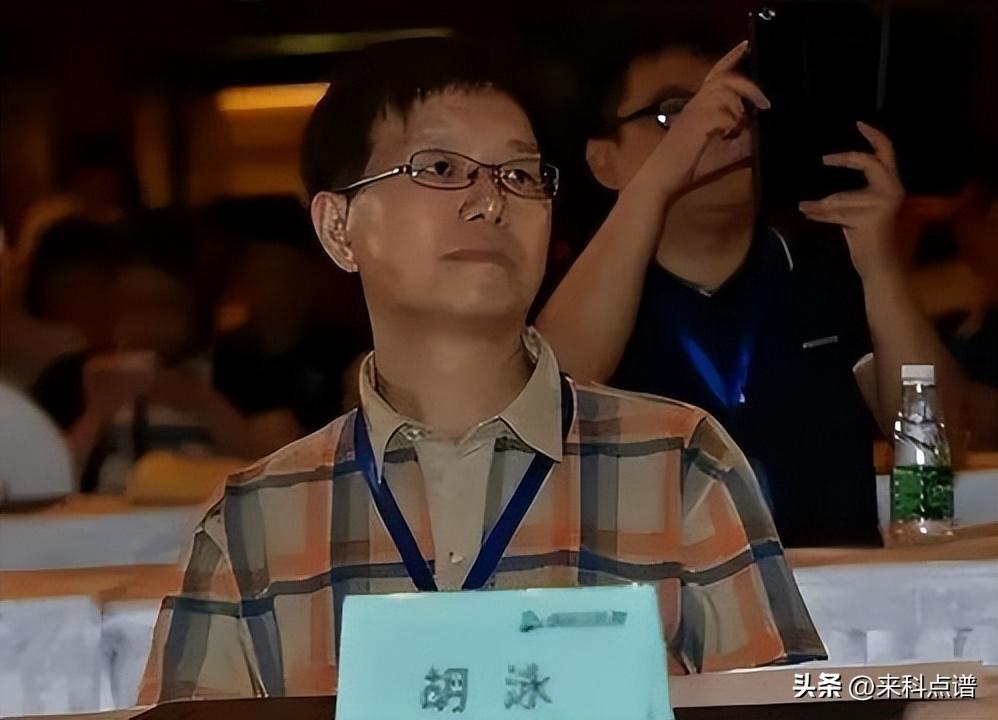 胡泳，一位曾经意气风发的北大教授，如今被迫成为了一个需要24小时在家贴身陪护的“女佣”。(图18)