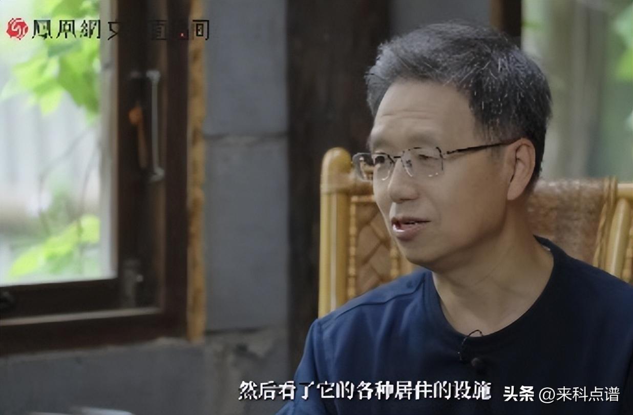 胡泳，一位曾经意气风发的北大教授，如今被迫成为了一个需要24小时在家贴身陪护的“女佣”。(图26)