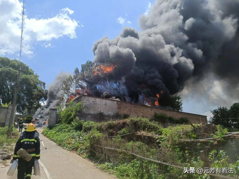 河南方城县13个孩子丧身火海余悲未散，时隔5日江西新余悲剧重现，39条生命再次殒命火灾。这一天，距离龙年除夕只有半个月。(图2)